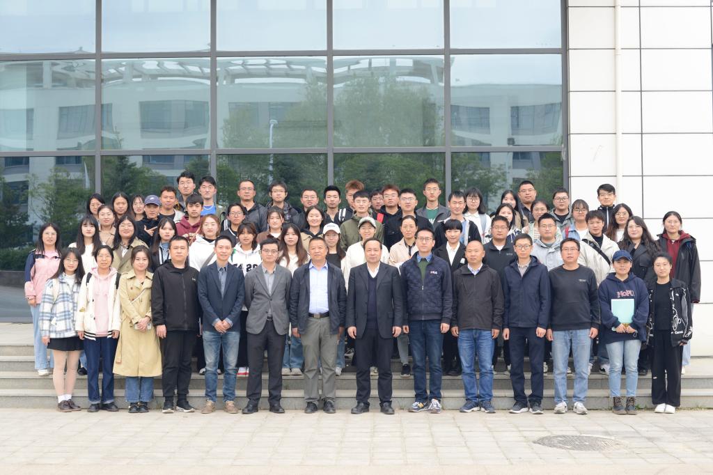 4 永利官网师生与冯起院士合影.jpg 4 永利官网师生与冯起院士合影.jpg
