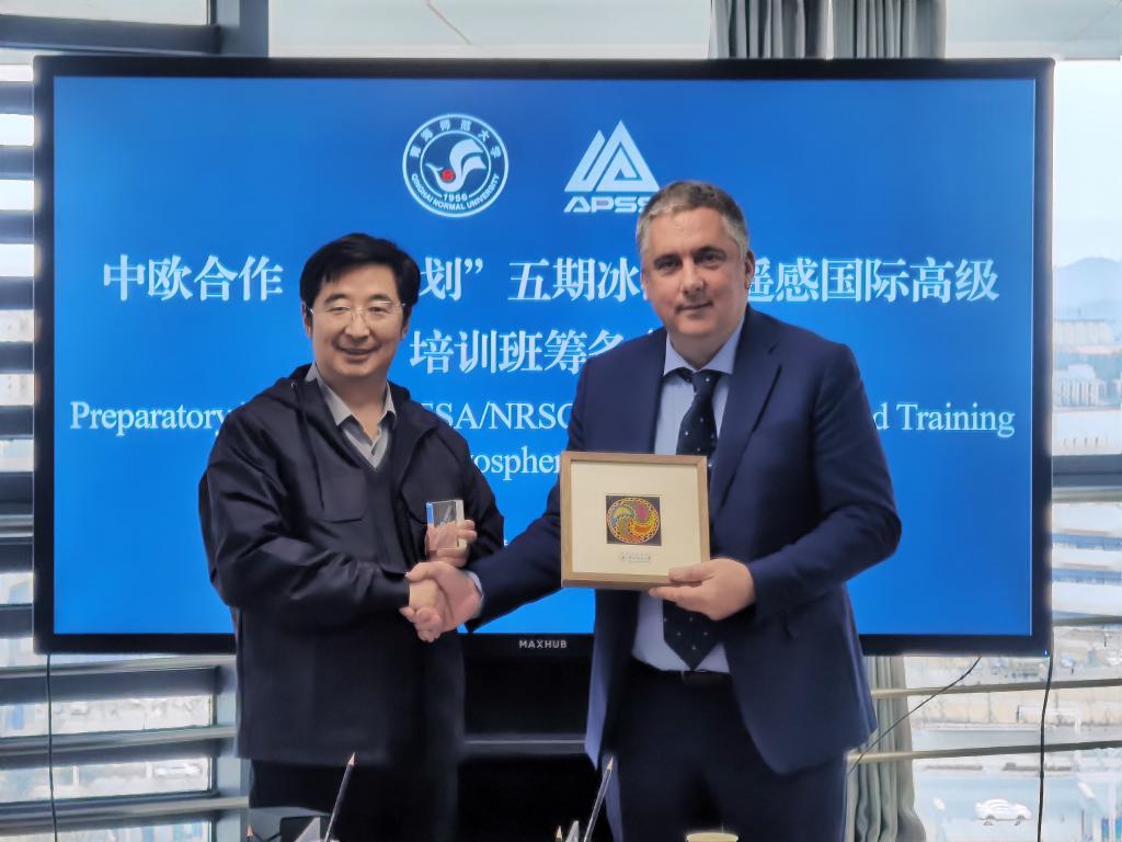 3 双方互换纪念品.jpg 3 双方互换纪念品.jpg