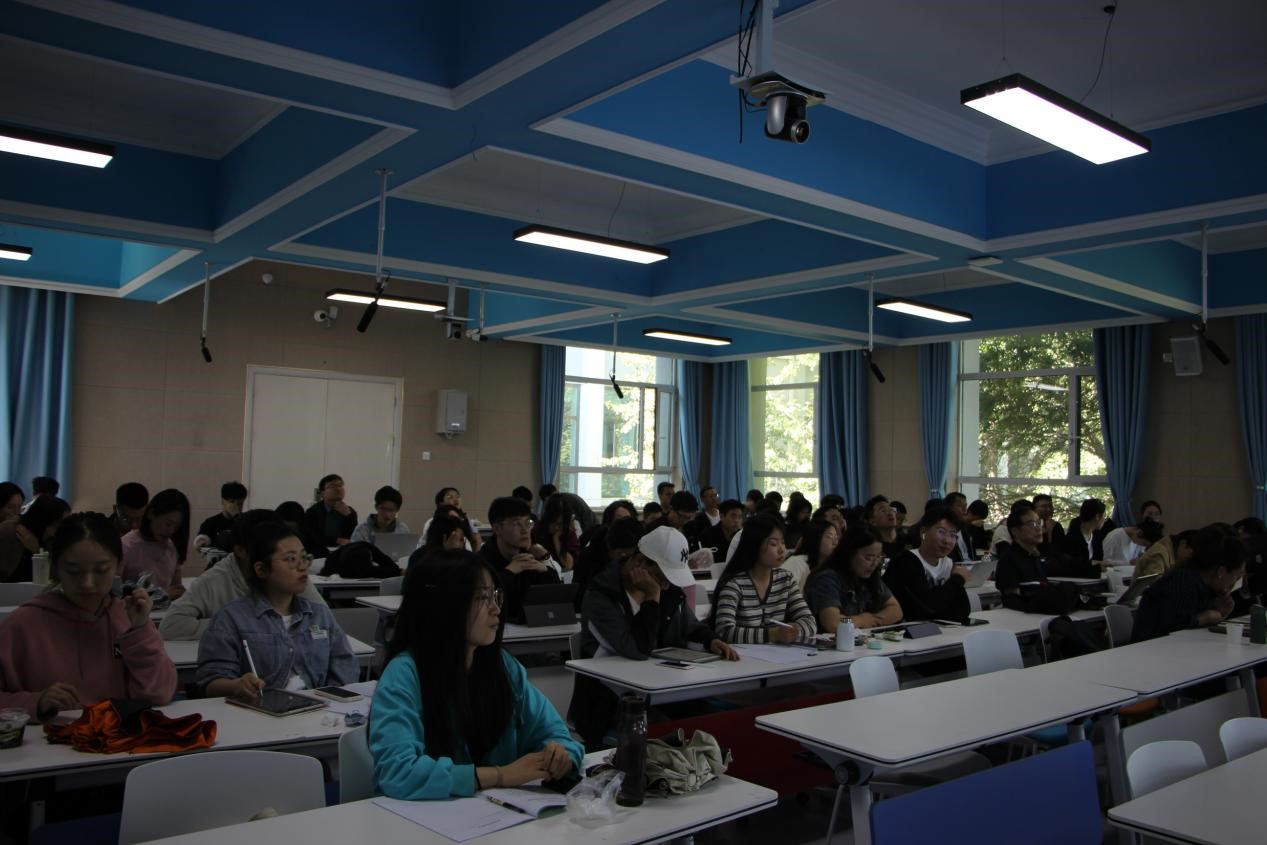 3.永利官网师生在讲座现场.jpg 3.永利官网师生在讲座现场.jpg